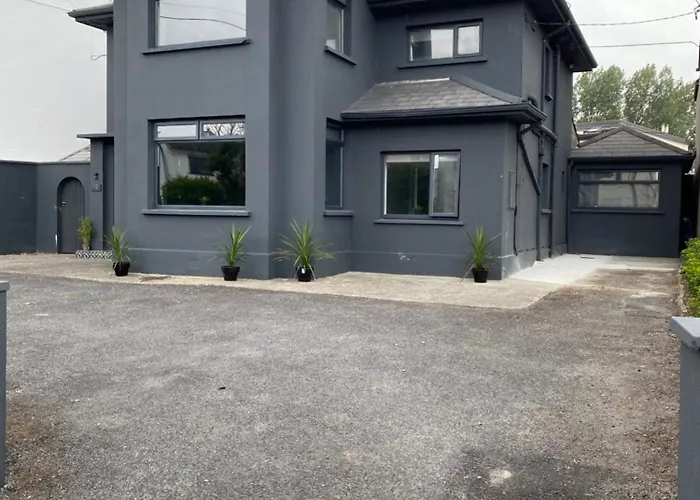 Twelve - Boutique Guest House -Galway City Centre -6 Bed En-Suite - Free Parking